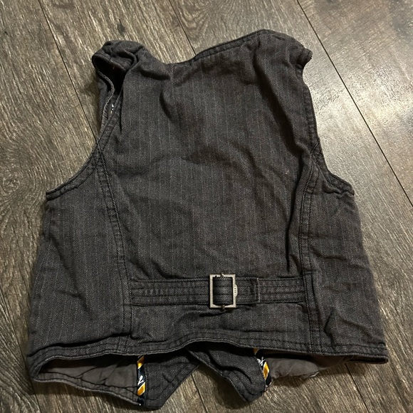 Adorable vest from H&M L.O.G.G. Label of traded goods. Great quality 3-4 years - Picture 3 of 3